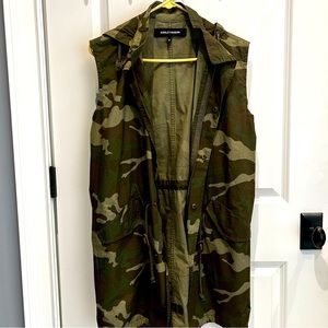 Camo vest size small with hood Camouflage Vest excellent condition green